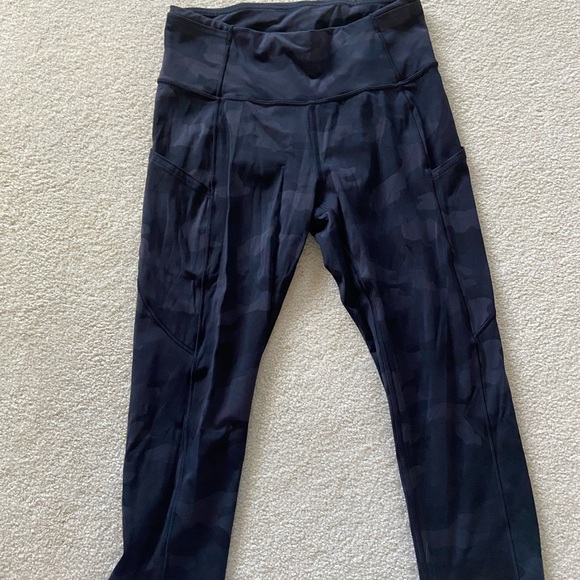 Lululemon Swift Speed Crop 21" size 6 in black camouflage, side pockets - Picture 5 of 7